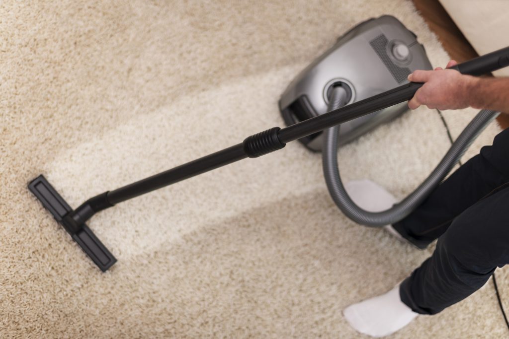 Arnavutköy’de Yerinde Koltuk ve Halı Yıkama Hizmeti Nasıl Alınır? 1 close up vacuuming carpet 3