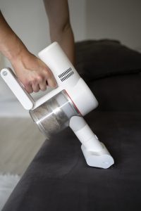 Anasayfa 16 man servant cleaning house